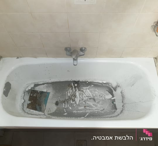 אמבטיה עם שאריות חומרי בנייה ואבק